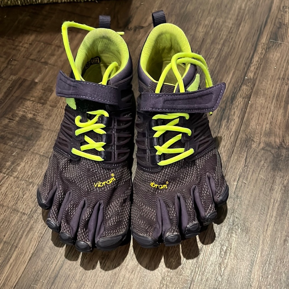 Vibram purple FiveFinger shoes. Size 6.